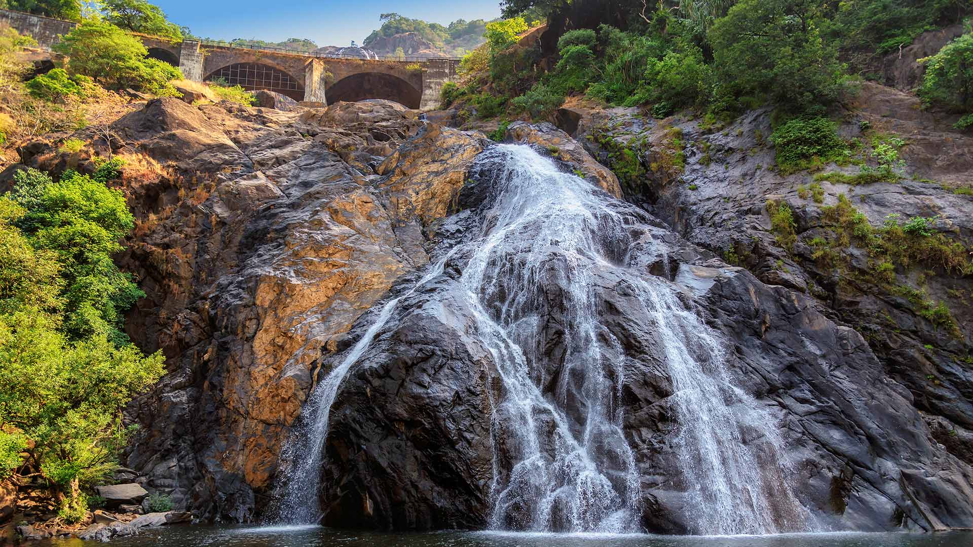 搭建红筹架构的完整流程：从境内公司到开曼控股的七步路径